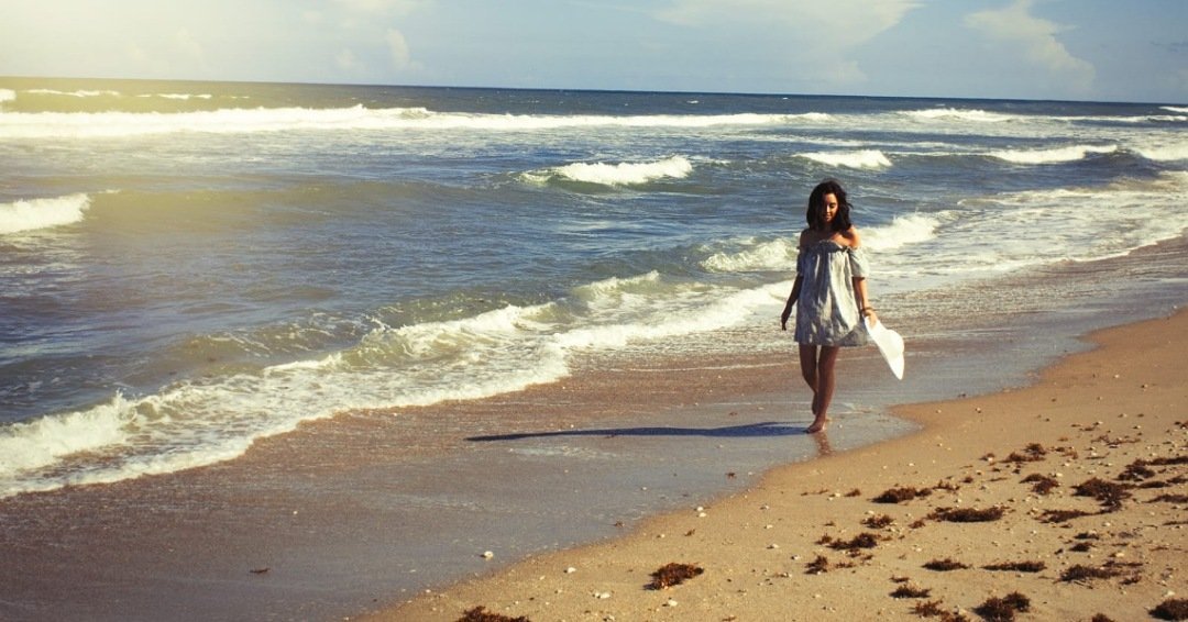 Mujer camina en la playa