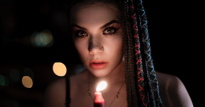 Mujer con una vela encendida