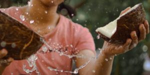 Baño de agua de coco para la suerte