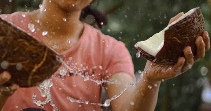 Baño de agua de coco para la suerte