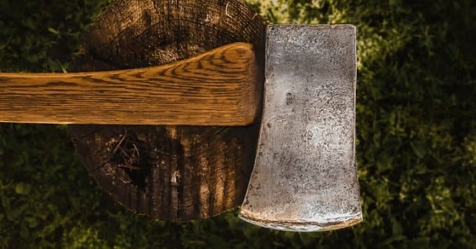 Hacha de Shangó con cabo de madera