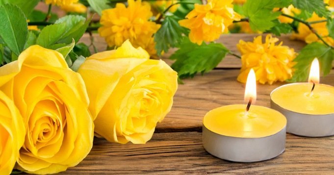 Rosas amarillas y velas para Oshún